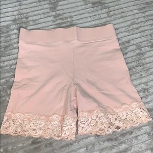 Biker shorts with lace trim